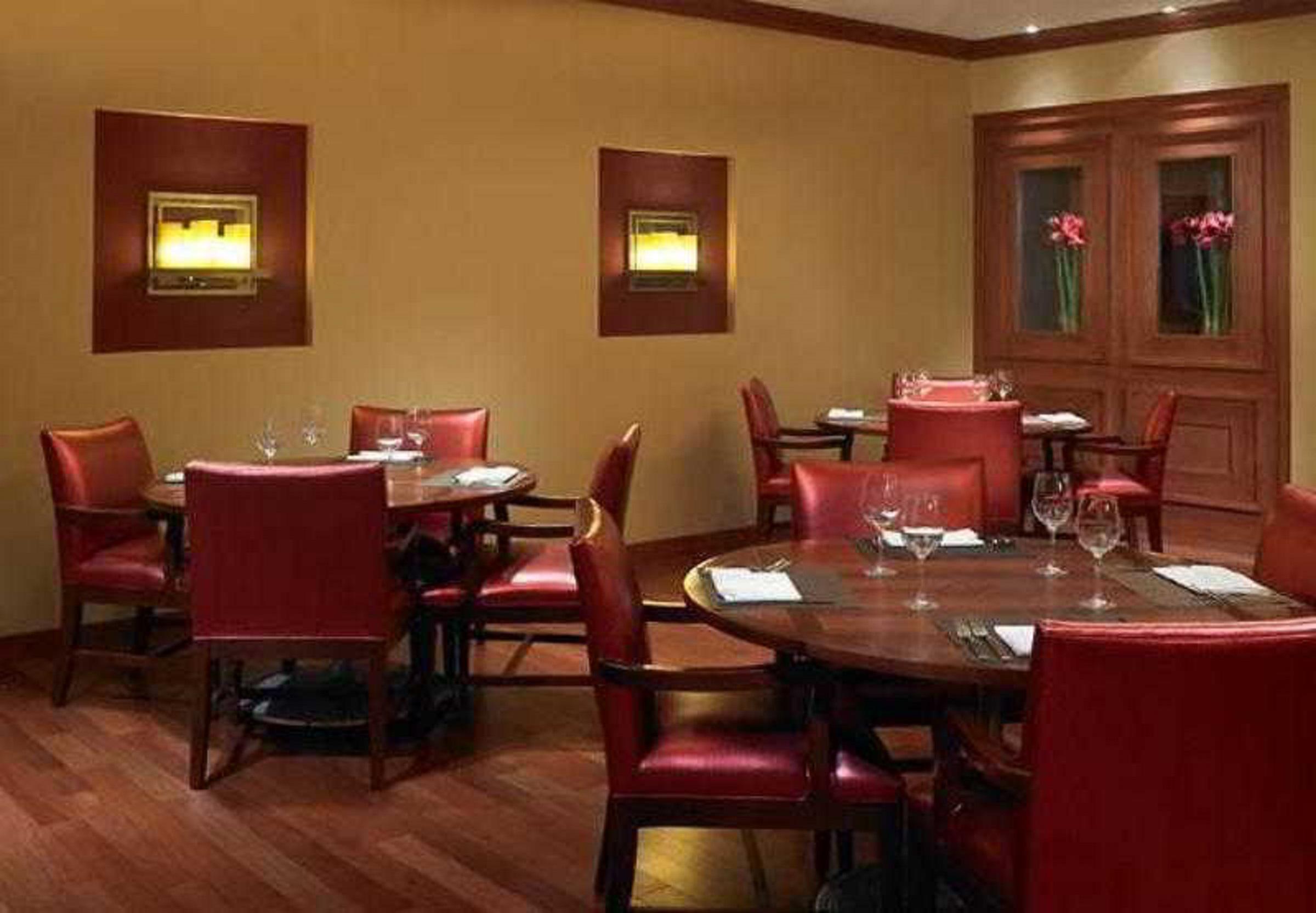 Wyndham Cleveland Airport Hotel Bagian luar foto