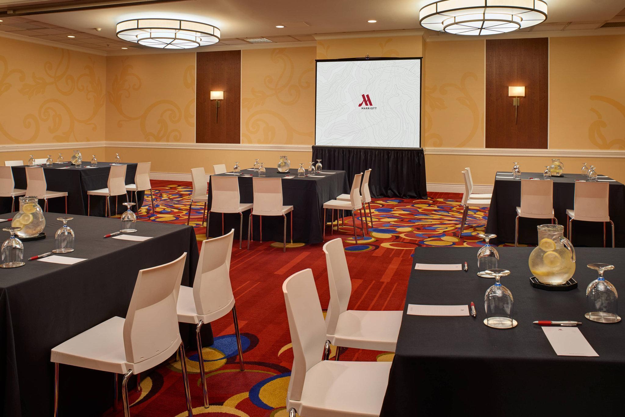 Wyndham Cleveland Airport Hotel Bagian luar foto