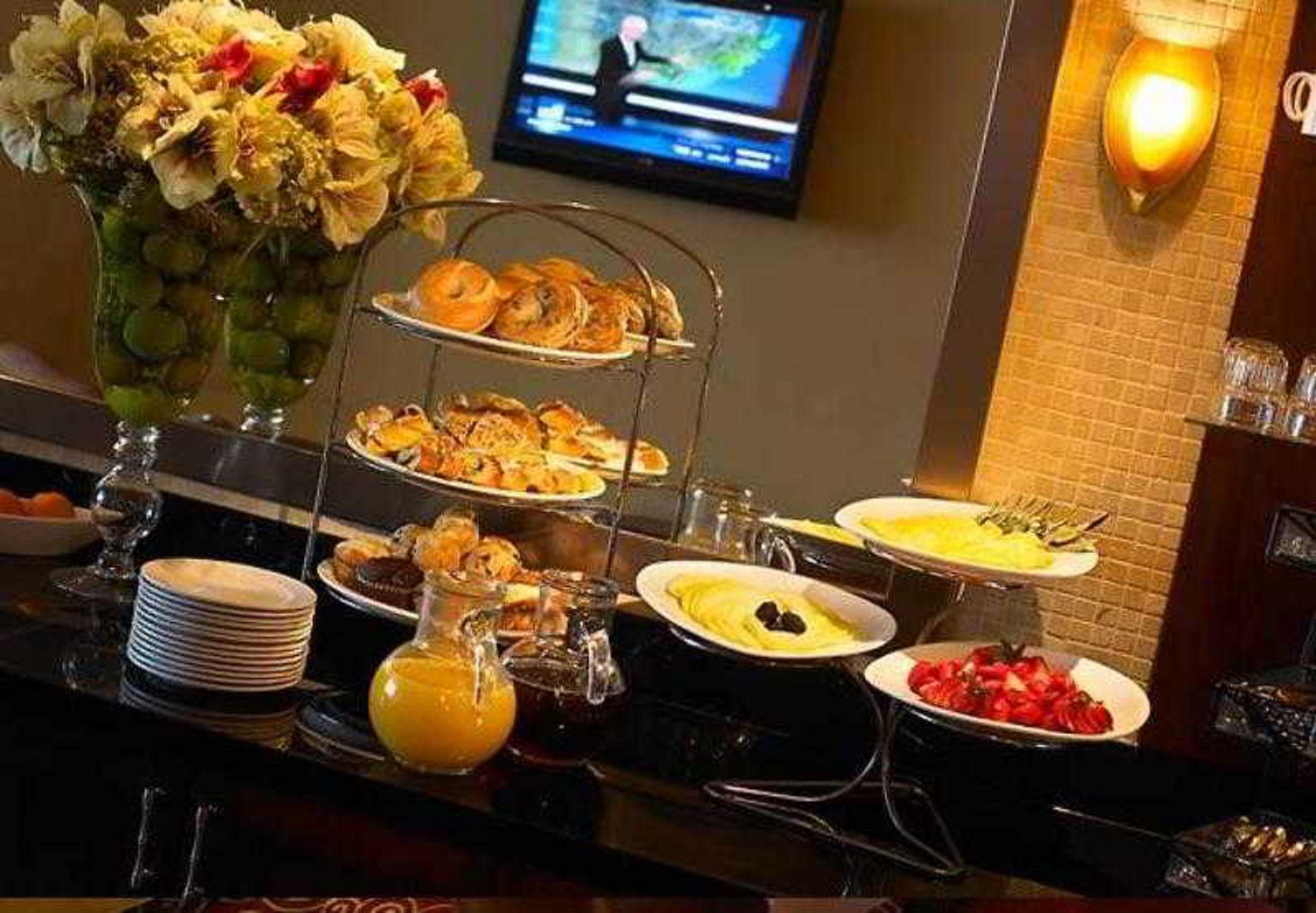 Wyndham Cleveland Airport Hotel Bagian luar foto