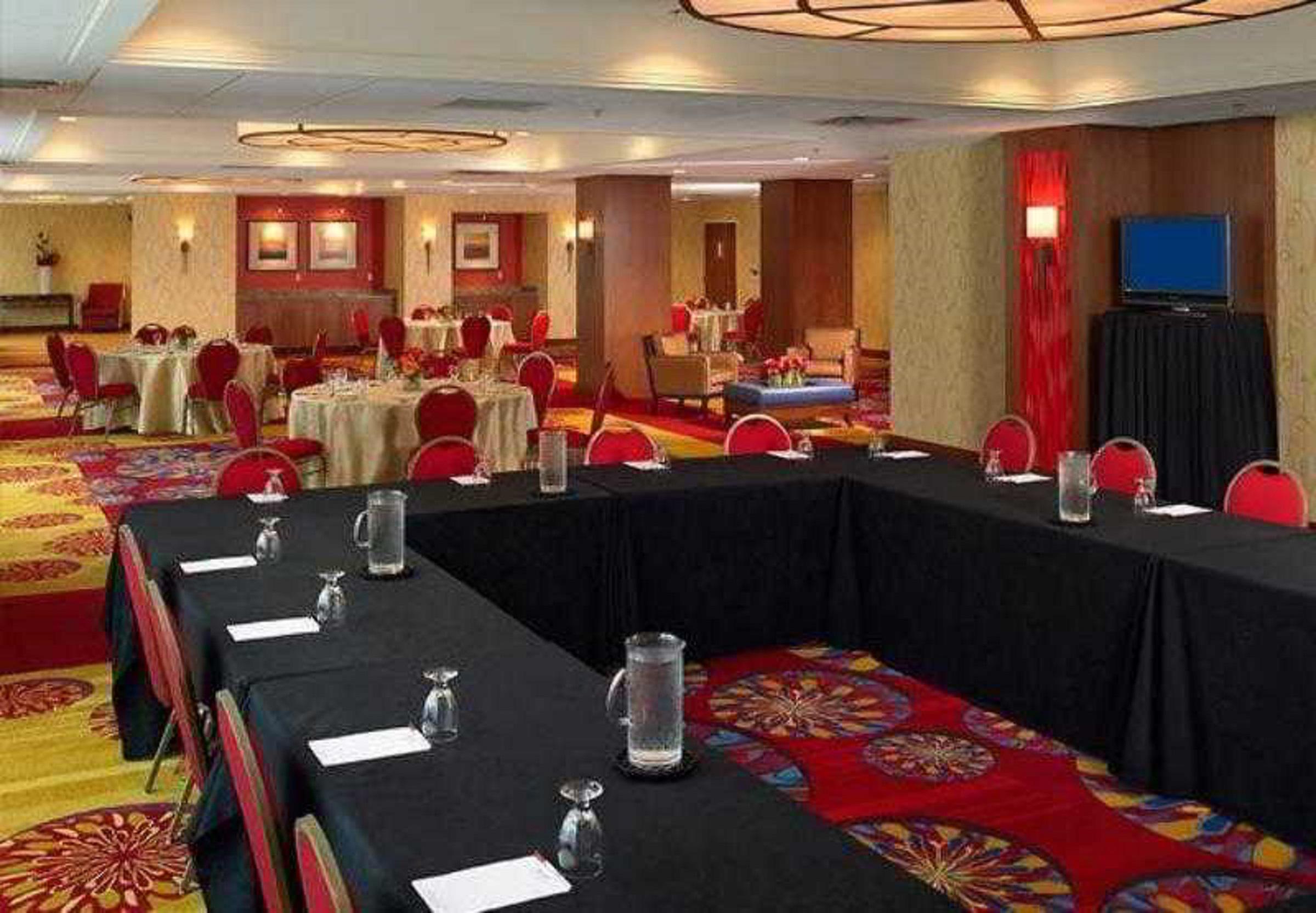 Wyndham Cleveland Airport Hotel Bagian luar foto