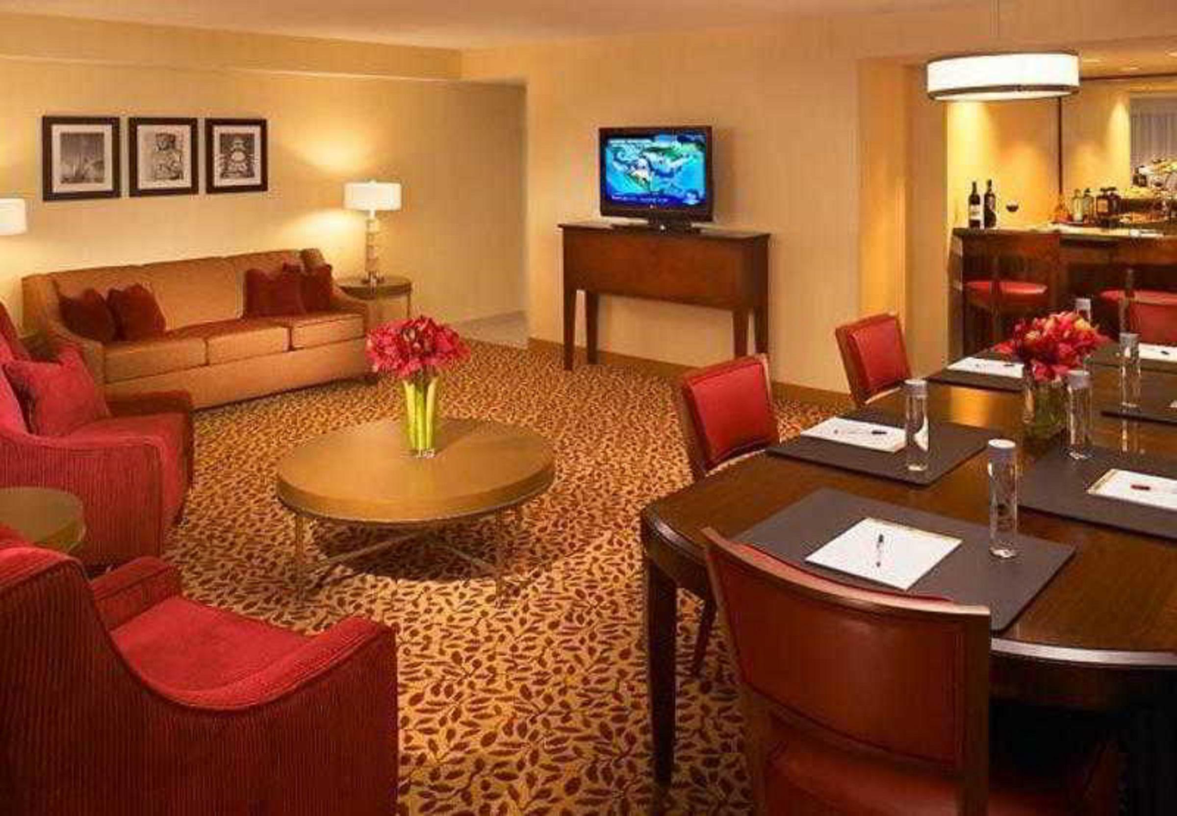 Wyndham Cleveland Airport Hotel Bagian luar foto