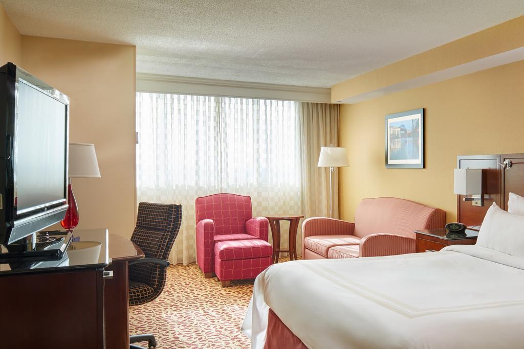 Wyndham Cleveland Airport Hotel Bagian luar foto