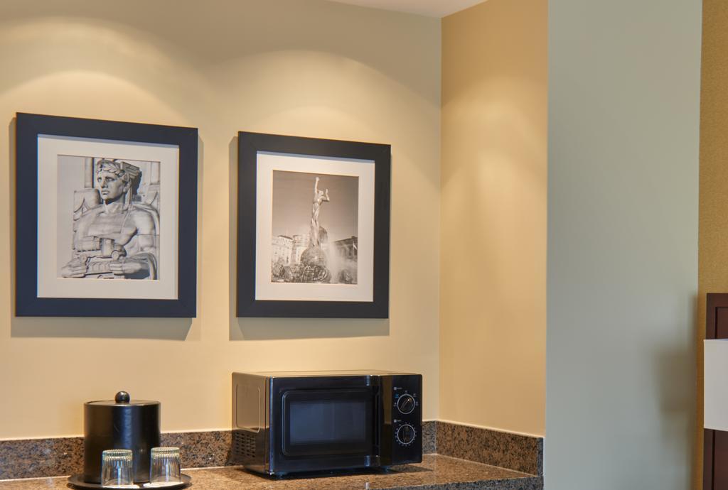 Wyndham Cleveland Airport Hotel Bagian luar foto