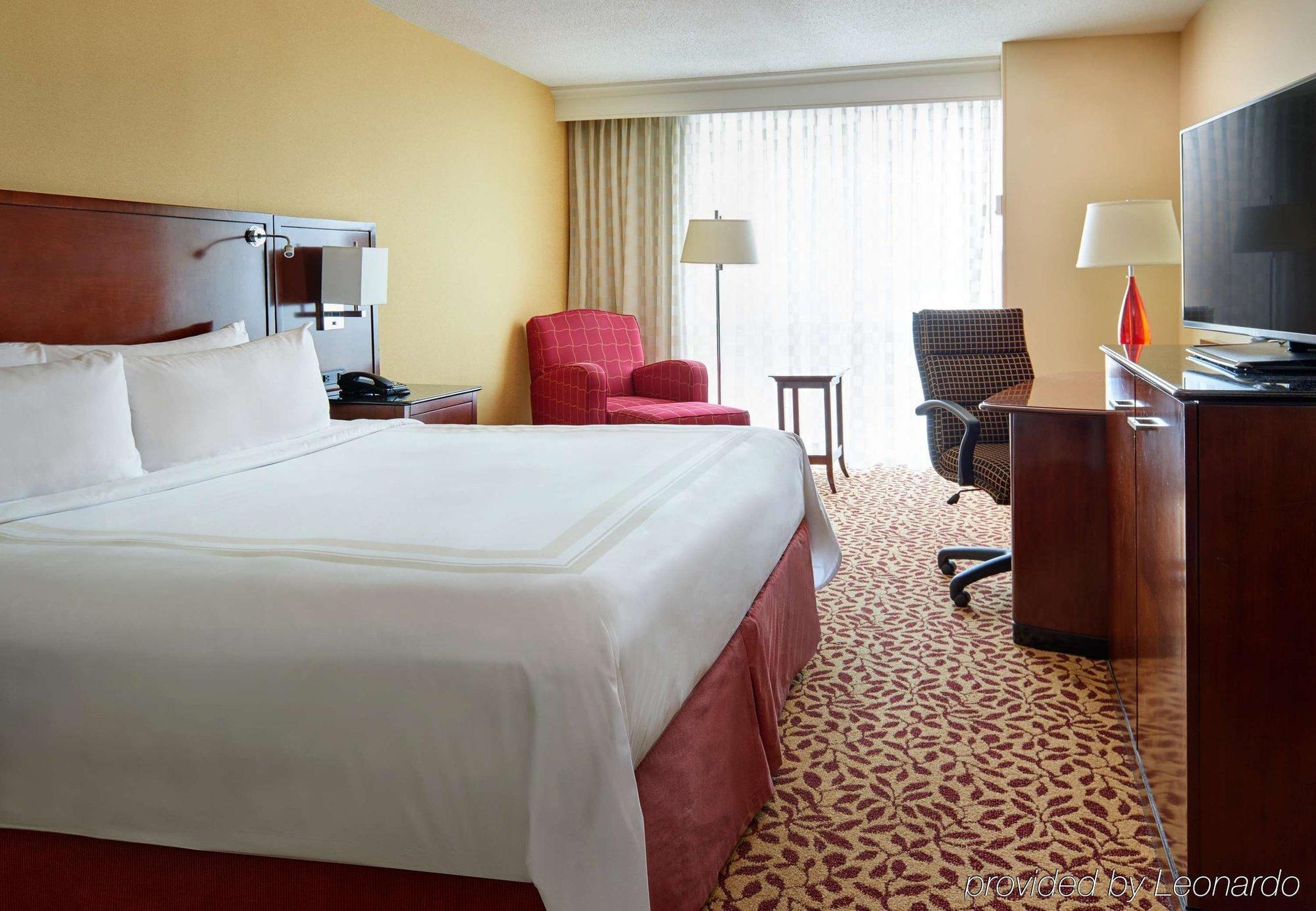 Wyndham Cleveland Airport Hotel Bagian luar foto