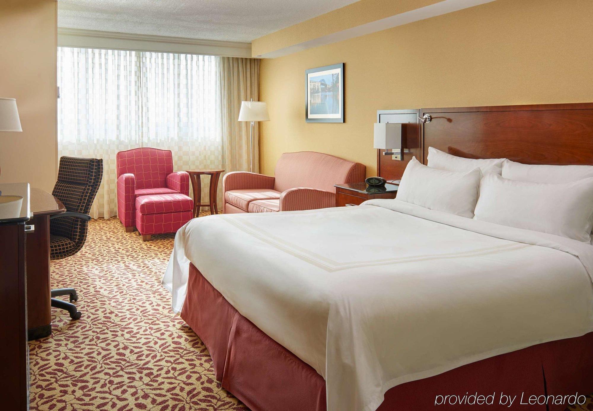 Wyndham Cleveland Airport Hotel Bagian luar foto