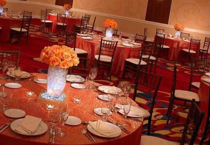 Wyndham Cleveland Airport Hotel Bagian luar foto