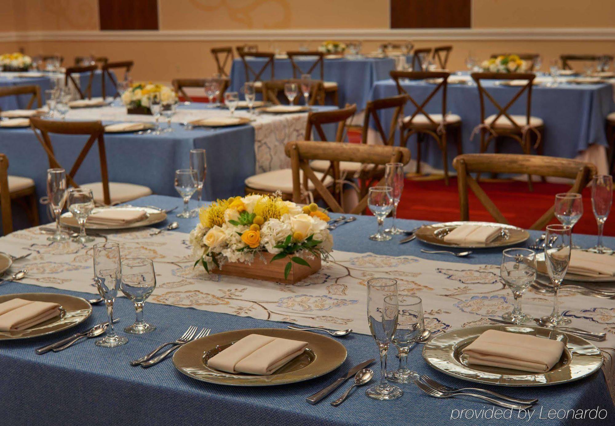 Wyndham Cleveland Airport Hotel Bagian luar foto