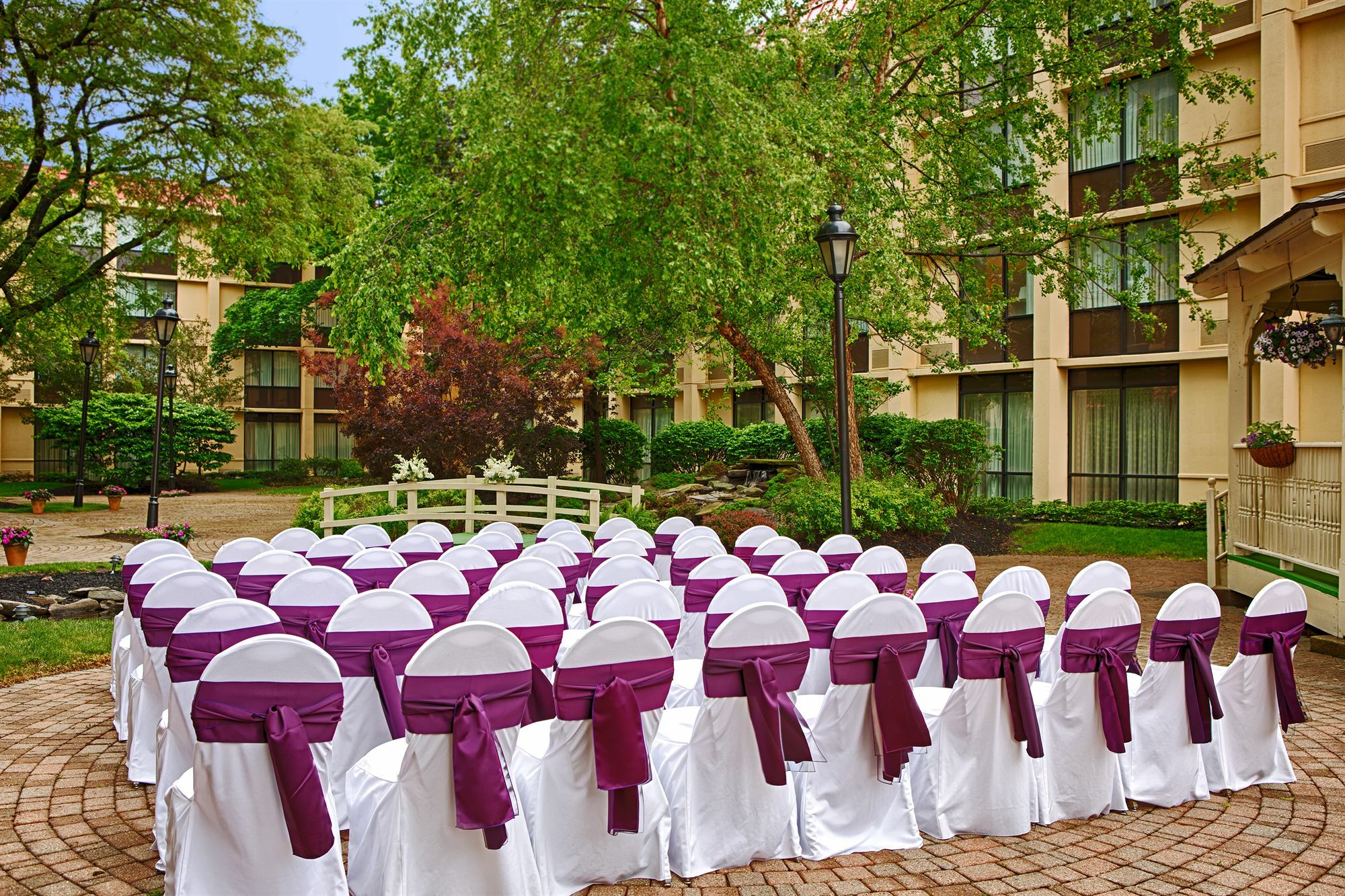 Wyndham Cleveland Airport Hotel Bagian luar foto