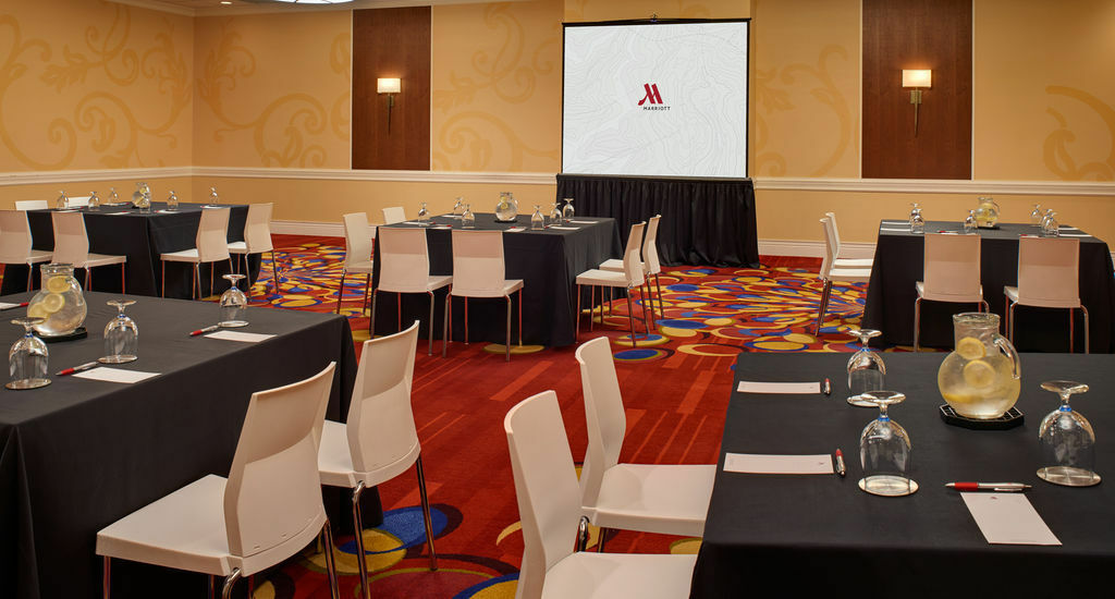 Wyndham Cleveland Airport Hotel Bagian luar foto