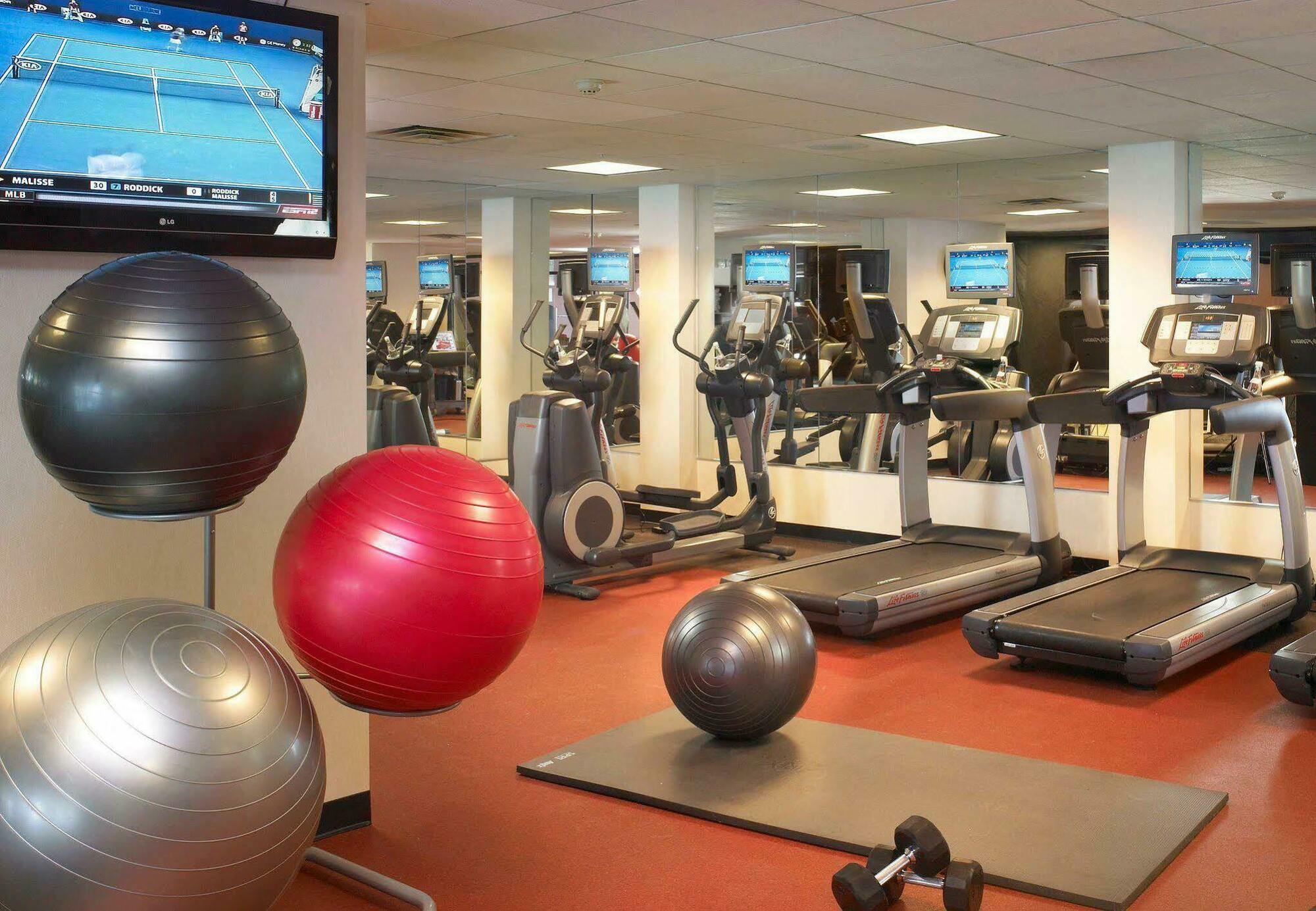 Wyndham Cleveland Airport Hotel Bagian luar foto